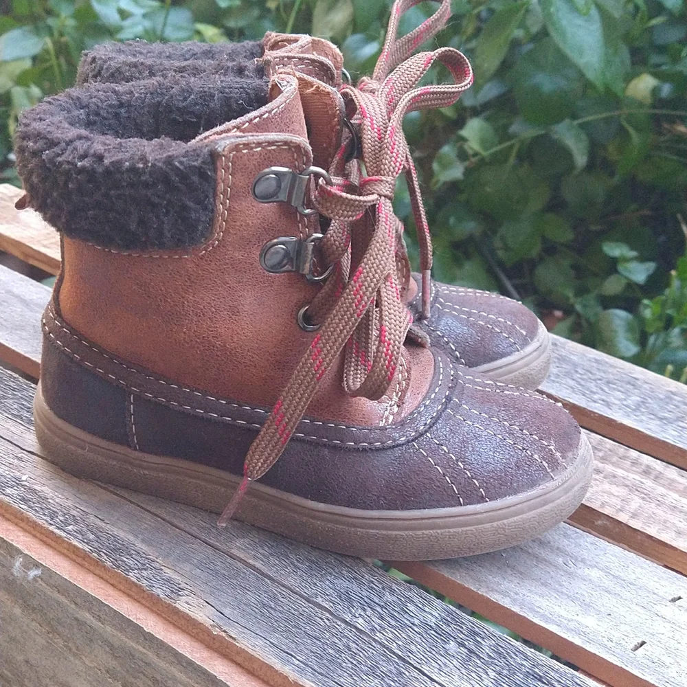 SIZE8: OLD NAVY KIDS BOOTS